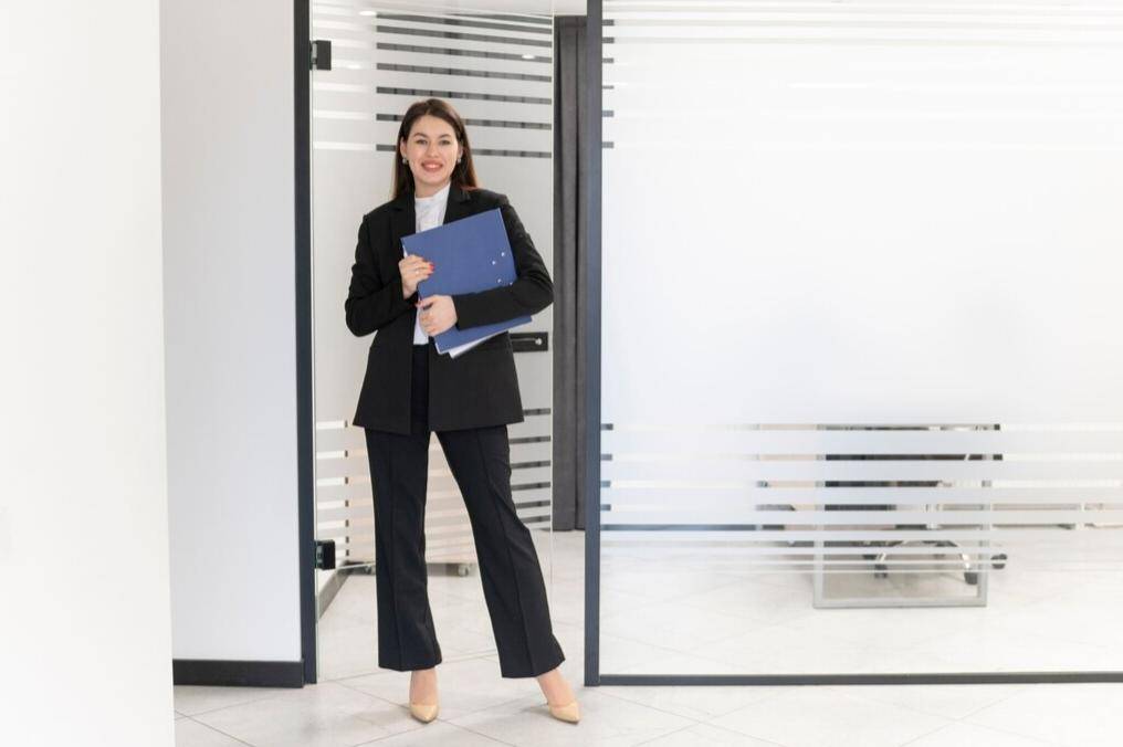 ilustrasi datang ke kantor