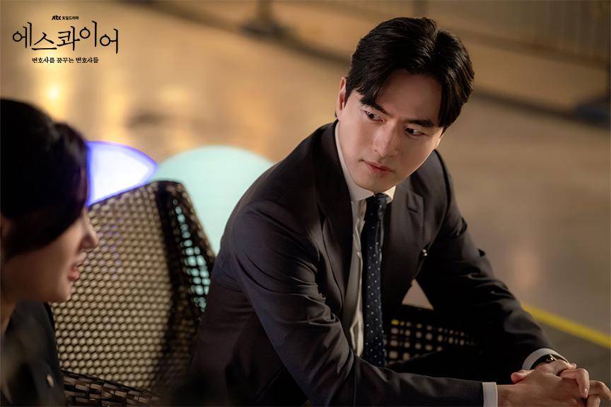 Lee Jin Wook di Beyond the Bar