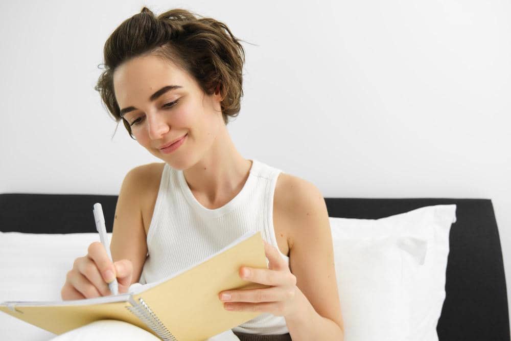 ilustrasi perempuan menulis