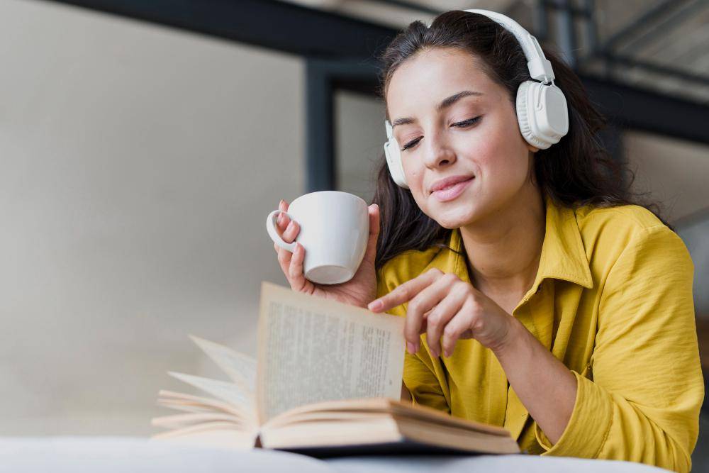 ilustrasi perempuan menggunakan headphone 