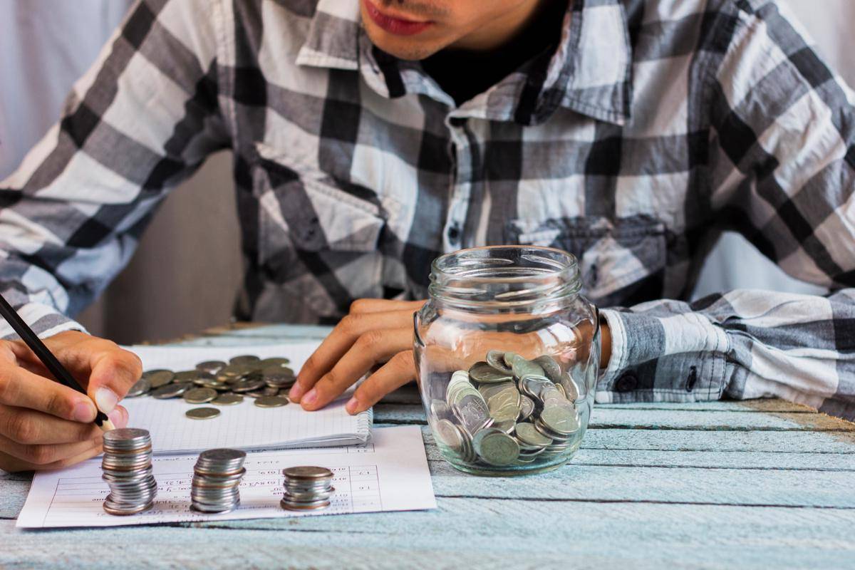 ilustrasi menghitung uang koin untuk ditabung atau diinvestasi (freepik.com/freepik)