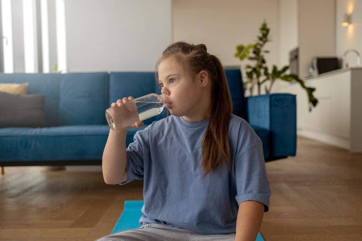 Ilustrasi anak minum air putih (freepik.com/freepik)