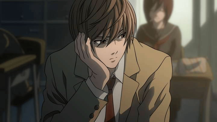 Light Yagami duduk di kelas dengan ekspresi serius mengenakan seragam sekolah dan jas cokelat dalam anime Death Note.