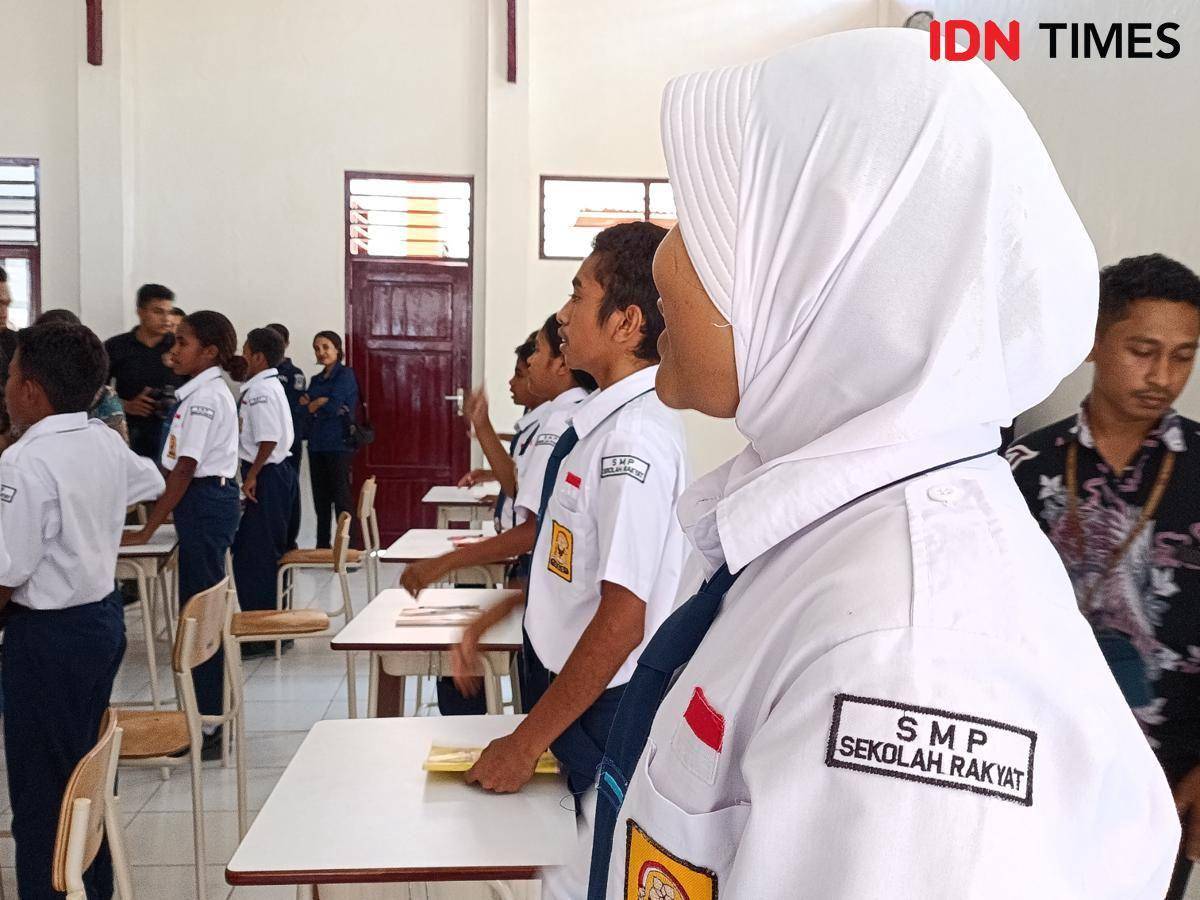 Para murid Sekolah Rakyat Menengah Pertama di Kupang dalam proses belajar di kelas.