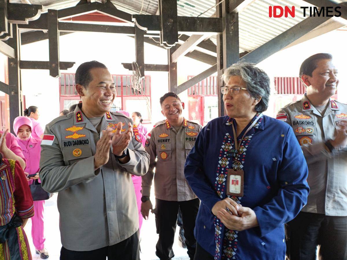 Kapolda NTT Irjen Pol Rudi Darmoko (kiri) bertemu Kepala Sentra Efata Kupang, Tota Oceana Zonneveld, (kanan) di SRMP 19 Kupang.