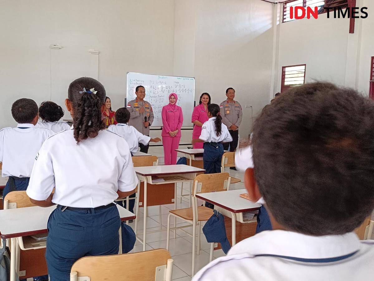 Para murid Sekolah Rakyat Menengah Pertama 19 Kupang mendapat kunjungan Kapolda NTT Irjen Pol Rudi Darmoko.