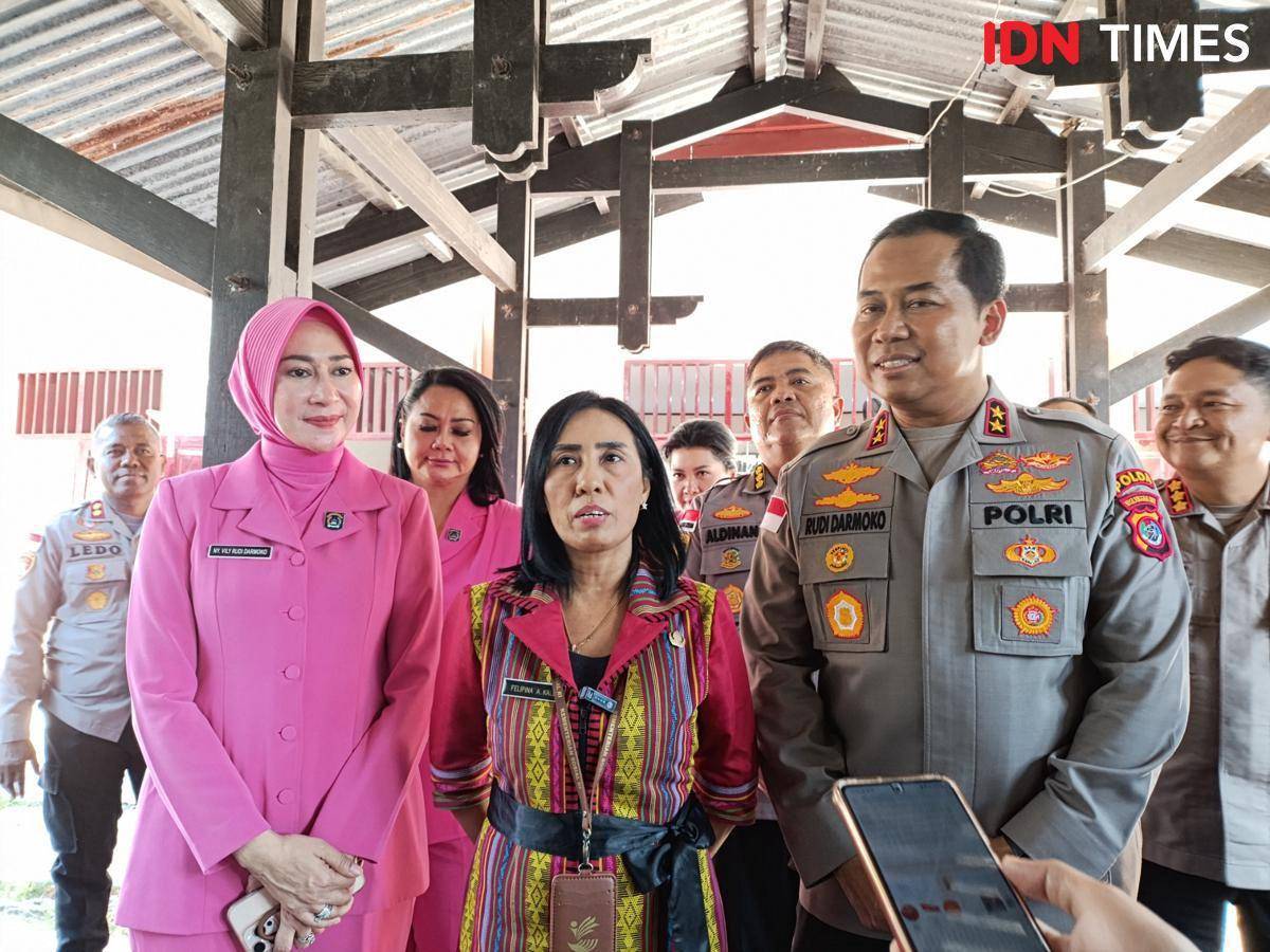 Kepala SRMP 19 Kupang, Felipina Agustina Kale (tengah) saat kunjungan Kapolda NTT Irjen Pol Rudi Darmoko.