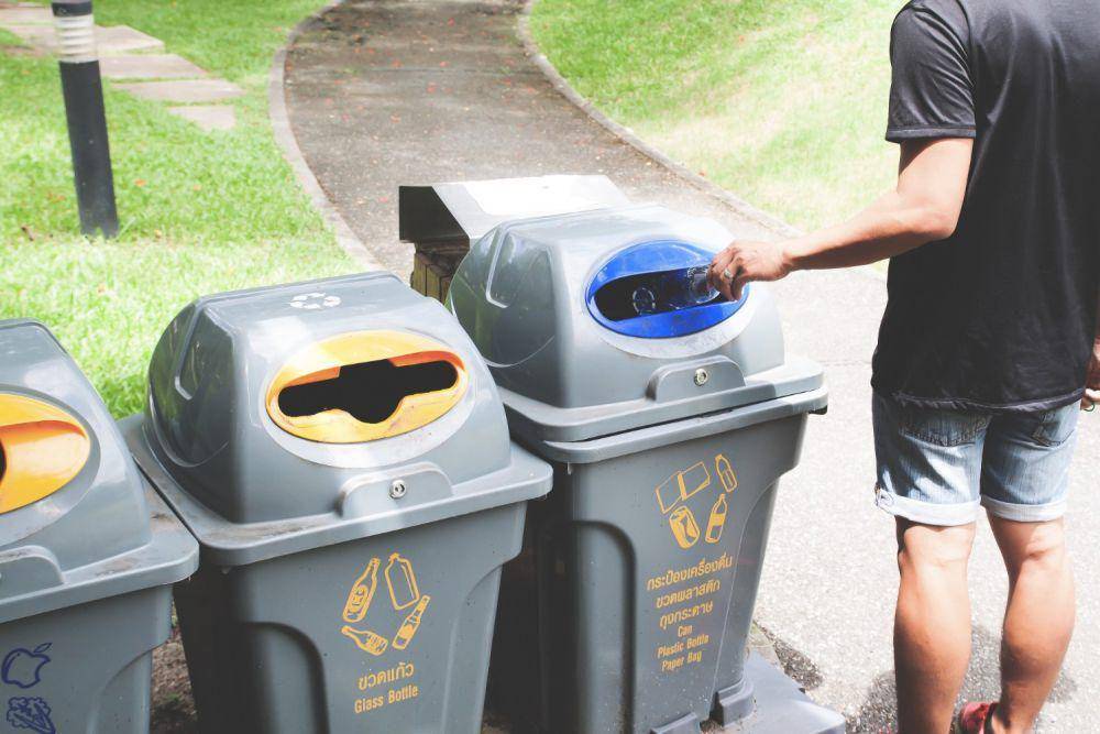 Ilustrasi tempat sampah terpisah