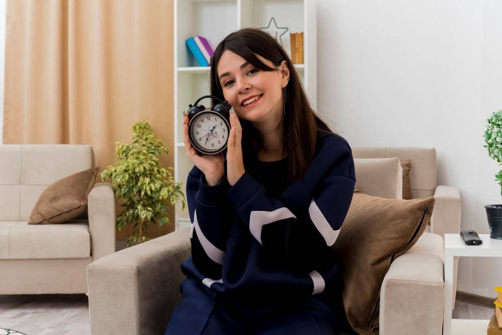 ilustrasi perempuan memegang jam analog 