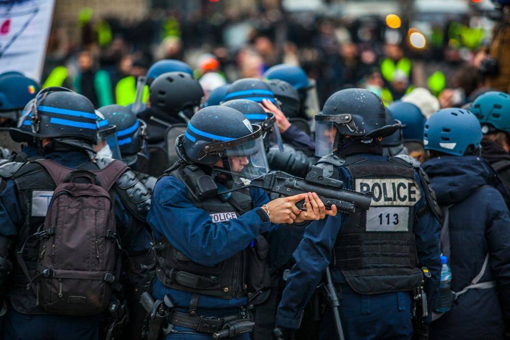 gambar polisi saat menghadapi aksi demo (unsplash.com/Norbu GYACHUNG)