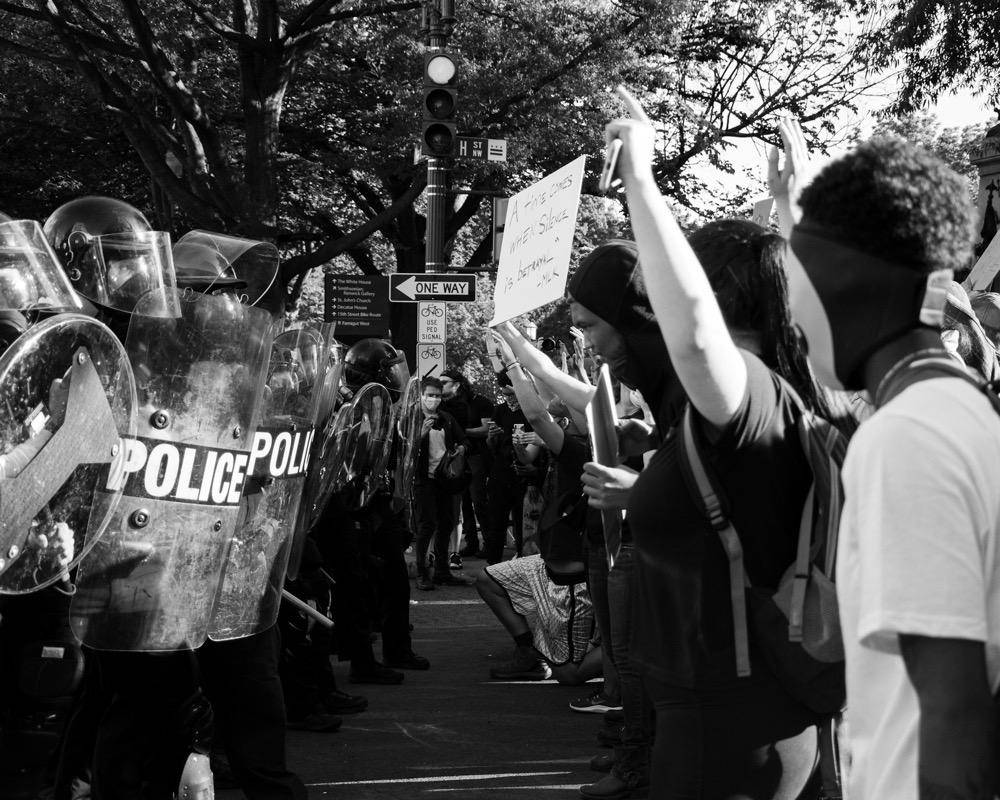 gambar polisi dan aksi demo (unsplash.com/Koshu Kunii)