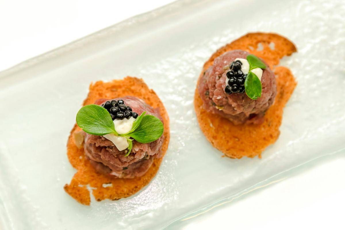 ilustrasi steak tartare (unsplash.com/Elsa Tornabene)