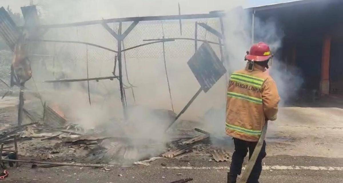 Pemadaman kios yang terbakar di Bandar Lampung. (IDN Times/Damkarmat) 