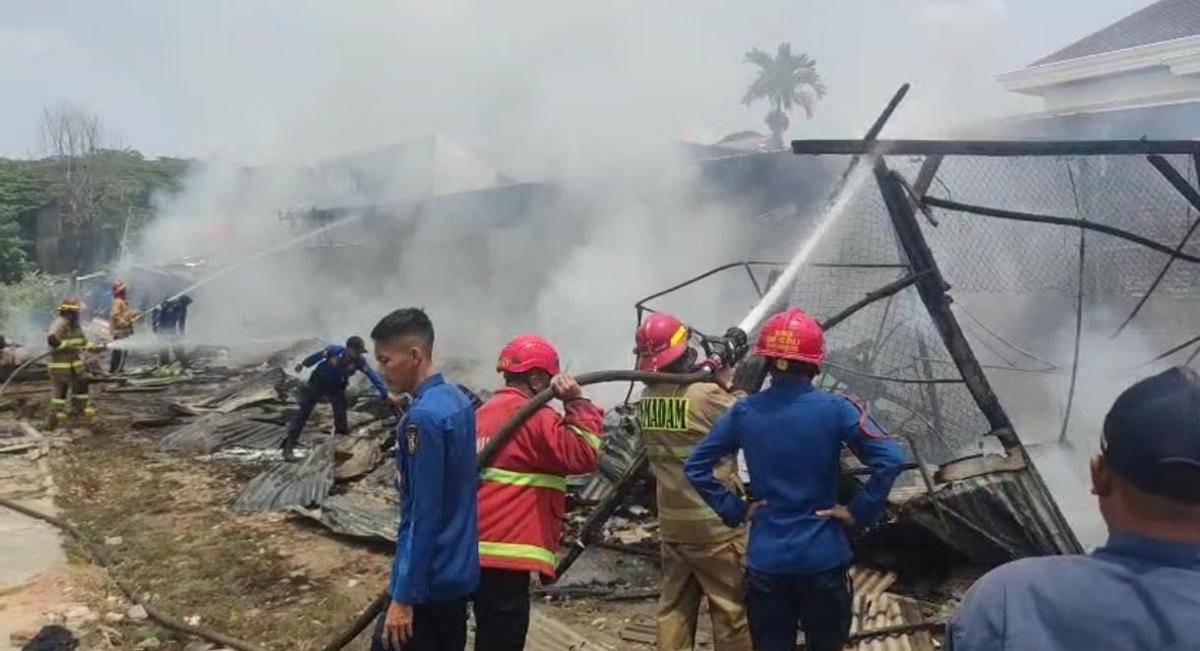 Pemadaman kios yang terbakar di Bandar Lampung. (IDN Times/Damkarmat) 