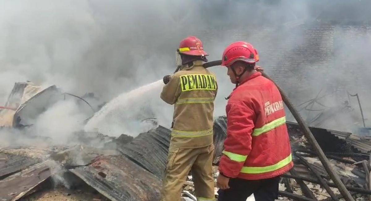 Pemadaman kios yang terbakar di Bandar Lampung. (IDN Times/Damkarmat) 