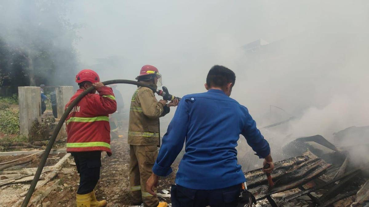 Pemadaman kios yang terbakar di Bandar Lampung. (IDN Times/Damkarmat) 