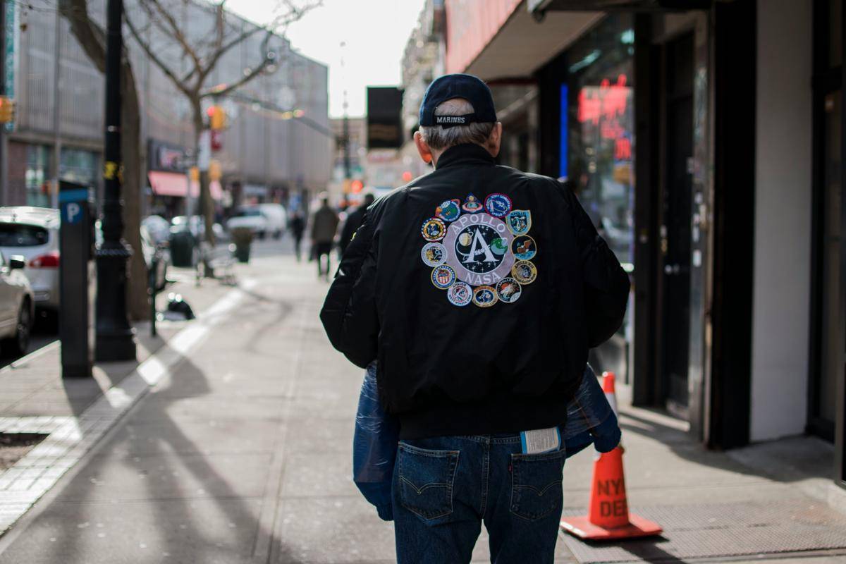 ilustrasi pria dengan jaket bomber (unsplash.com/Marcello Vercesi)
