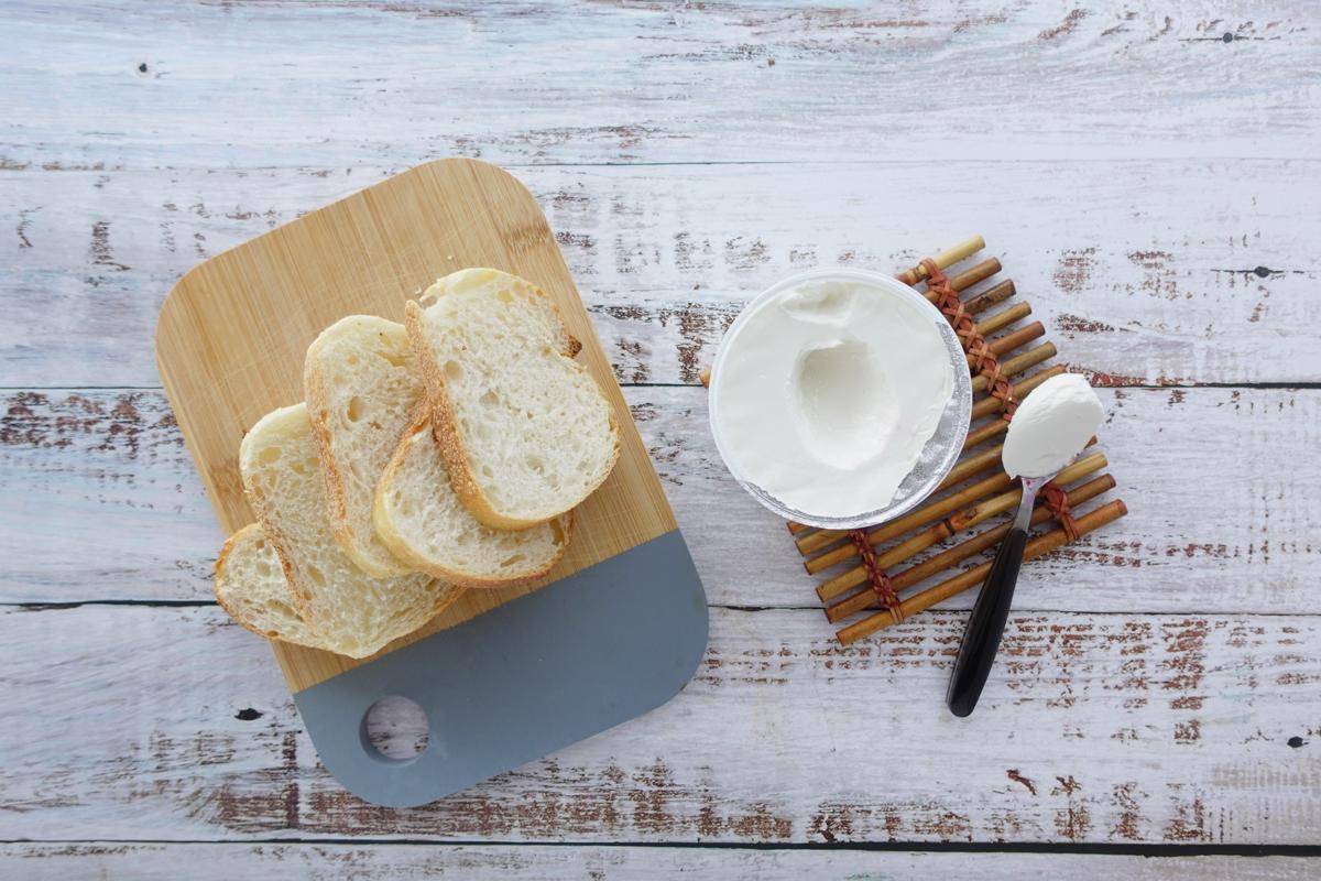 ilustrasi roti tawar dan spreadable cheese 