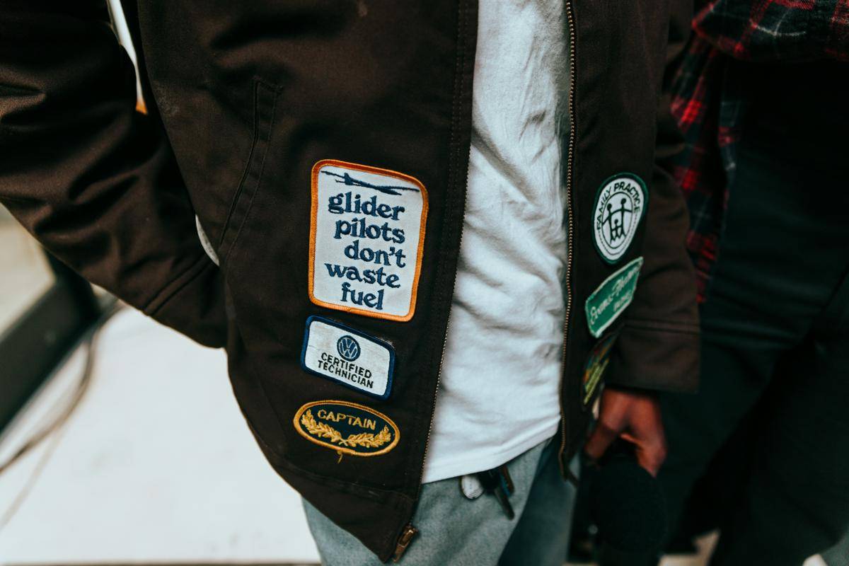 ilustrasi pria dengan jaket bomber (unsplash.com/Nathan Dumlao)