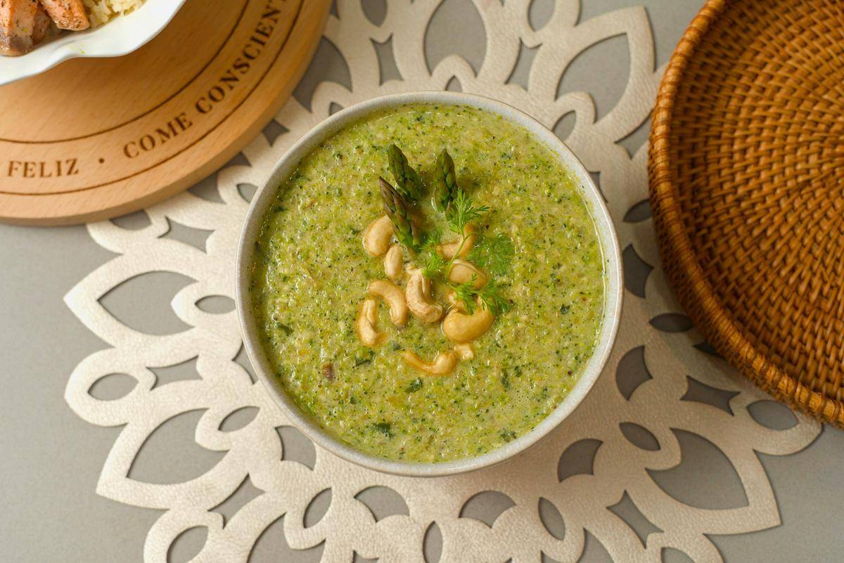 ilustrasi beans and green soup (unsplash.com/nrd)