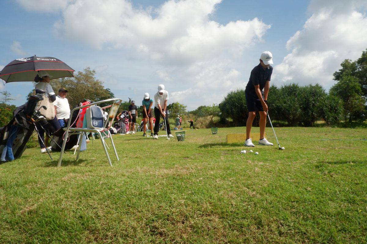 Atlet golf Bali sedang berlatih di driving range. (dok. pribadi/Ari Budiadnyana)