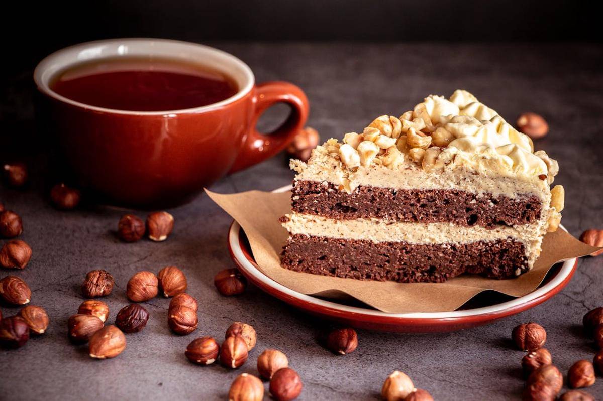 ilustrasi choco vanilla hazelnut cake yang disajikan bersama kopi hangat