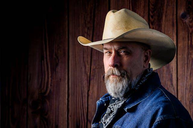 ilustrasi topi cowboy (pexels.com/Brett Sayles)