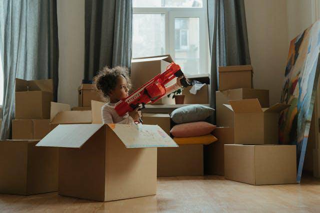 ilustrasi tumpukan box paket di rumah (pexels.com/cottonbro studio)