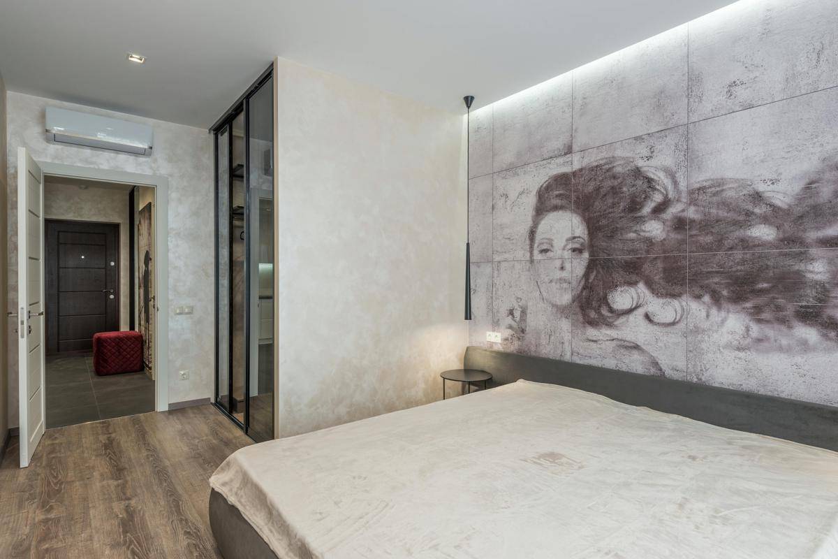 ilustrasi kamar tidur dengan mural (pexels.com/Max Vakhtbovycn)