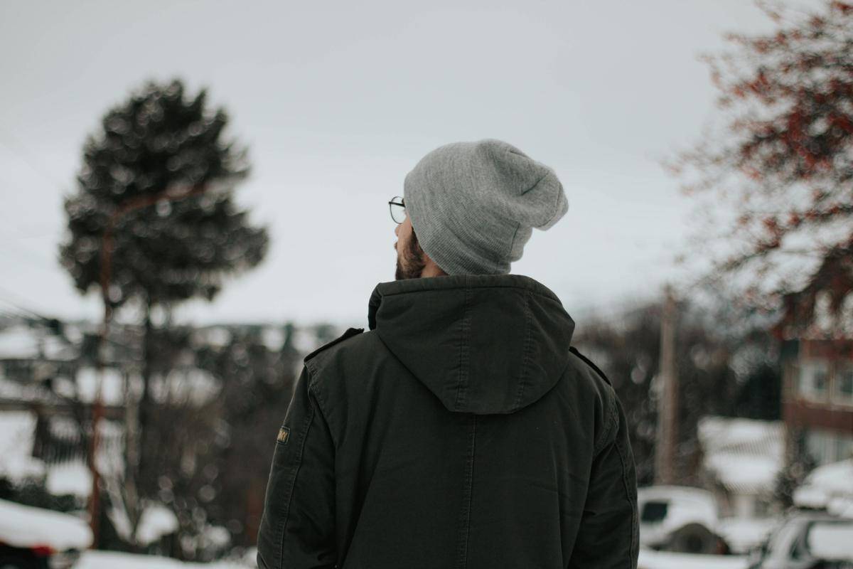 ilustrasi pria dengan hoodie dan beanie (pexels.com/Malen Almonacid Trossi)