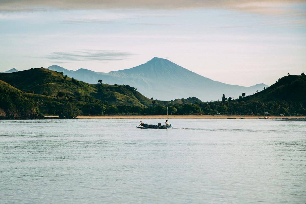 ilustrasi pantai di NTB