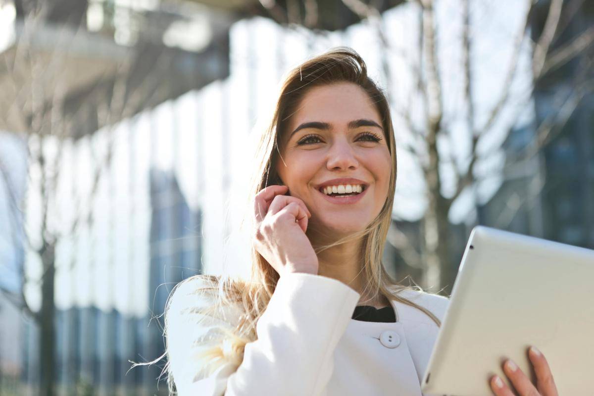 Ilustrasi jobseeker yang tetap happy dan produktif