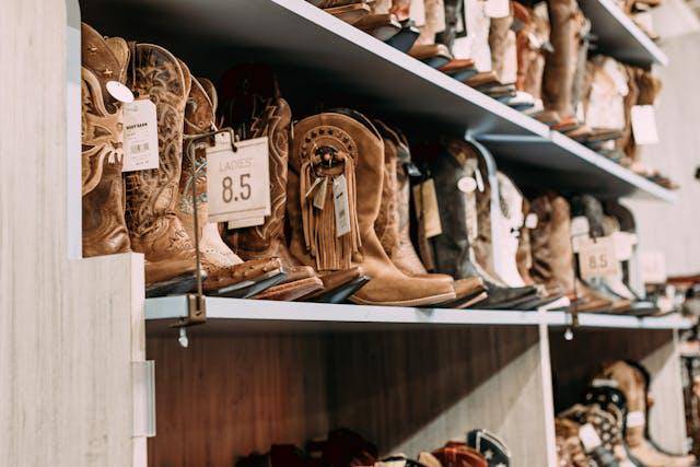 ilustrasi sepatu bot cowboy (pexels.com/Rachel Claire)