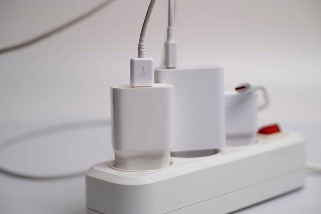 ilustrasi kabel charger (pexels.com/Саша Алалыкин)