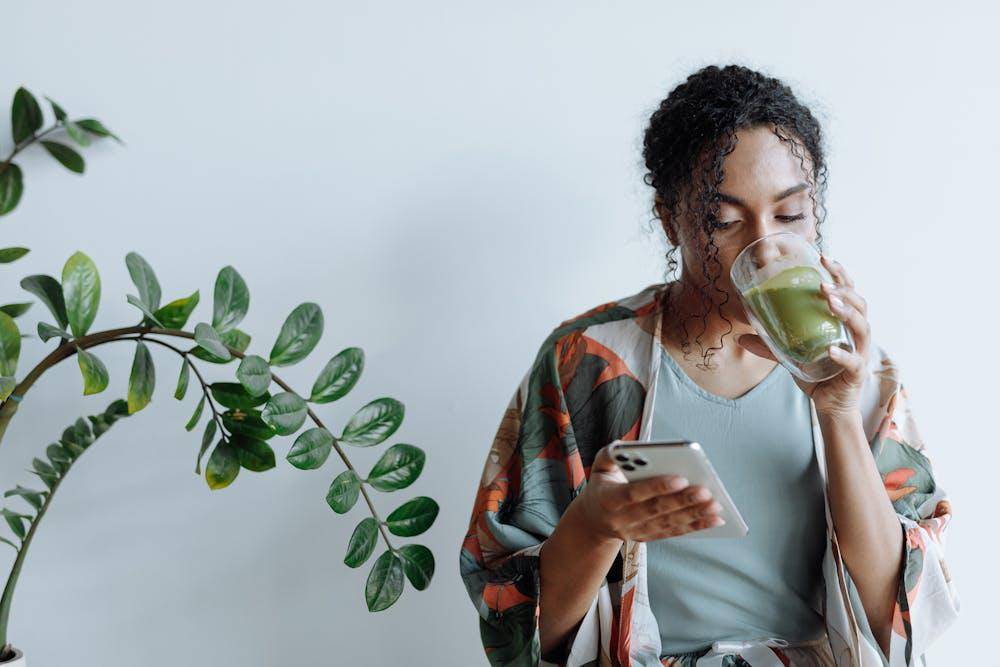 ilustrasi wanita menikmati matcha latte 