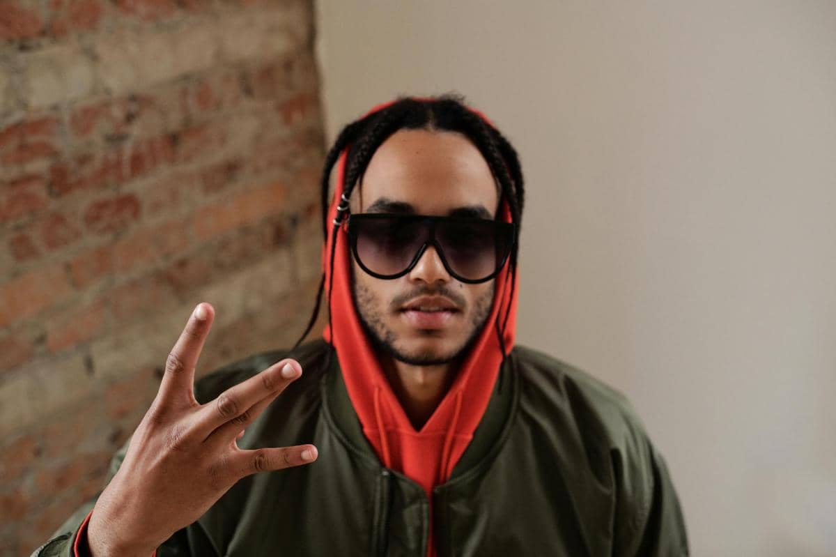 ilustrasi pria dengan hoodie (pexels.com/Tony Schnagl)