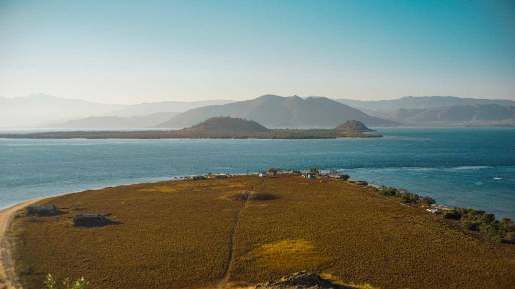 ilustrasi pantai di Sumbawa (unsplash.com/vherliann)