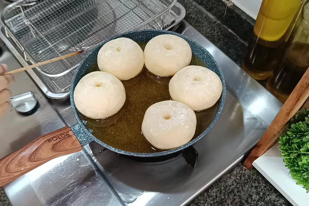 ilustrasi menggoreng donat susu Malaysia (YouTube.com/Dapur Geulis)