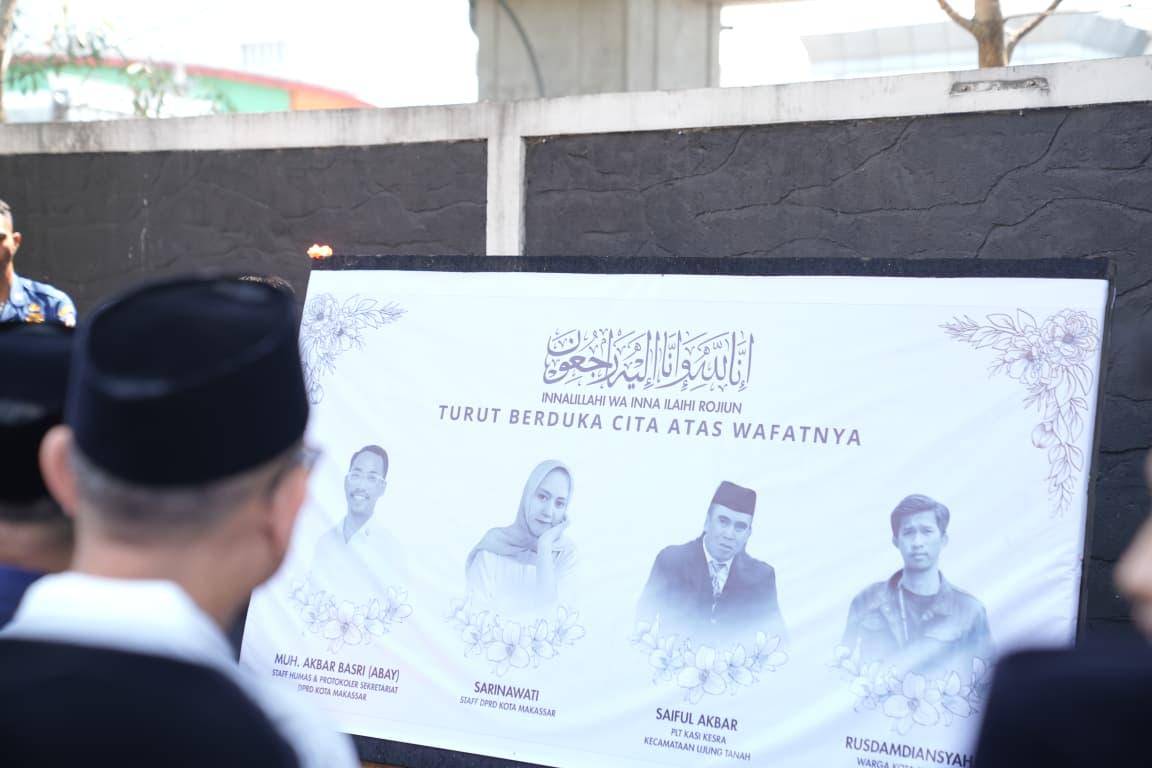 Foto empat korban kericuhan di Makassar terpampang di depan gedung DPRD Kota Makassar, Jumat (5/9/2025). Dok. Humas Pemkot Makassar