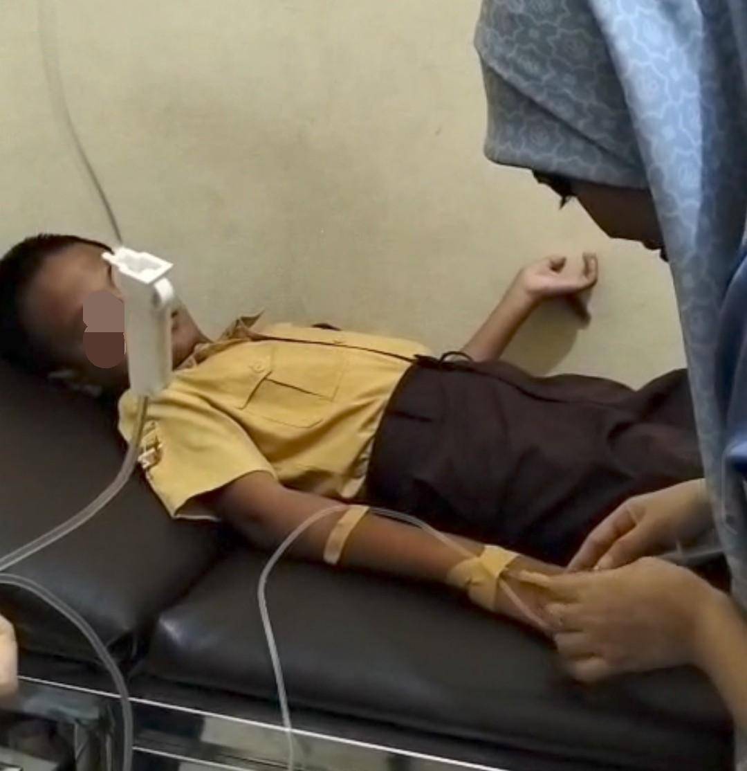 Siswa SD Mangun Jaya Muba saat dirawat usai mengalami gejala mual muntah saat mengkonsumsi MBG. (Dok. Warga)