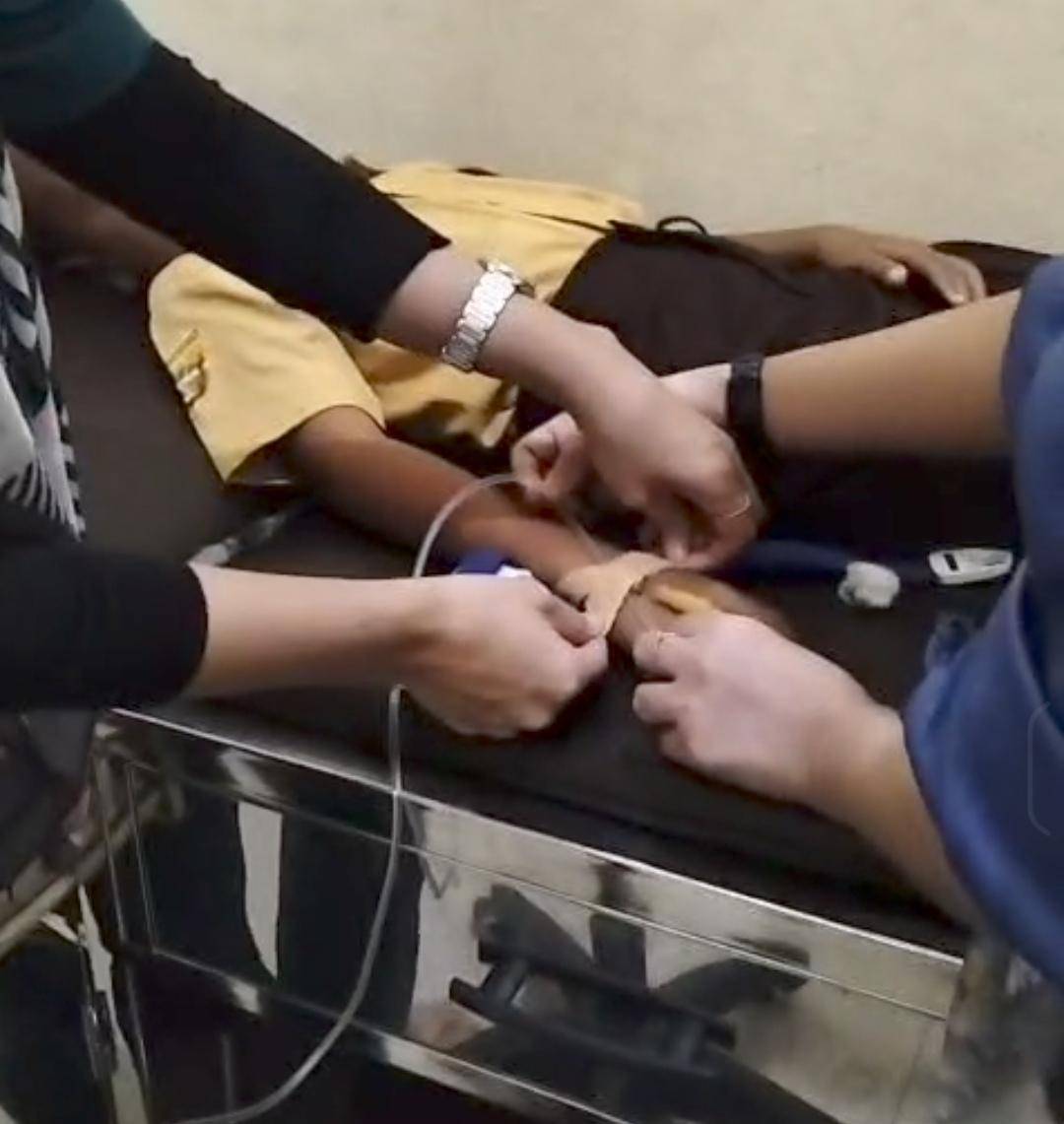Siswa SD Mangun Jaya Muba saat dirawat usai mengalami gejala mual muntah saat mengkonsumsi MBG. (Dok. Warga)