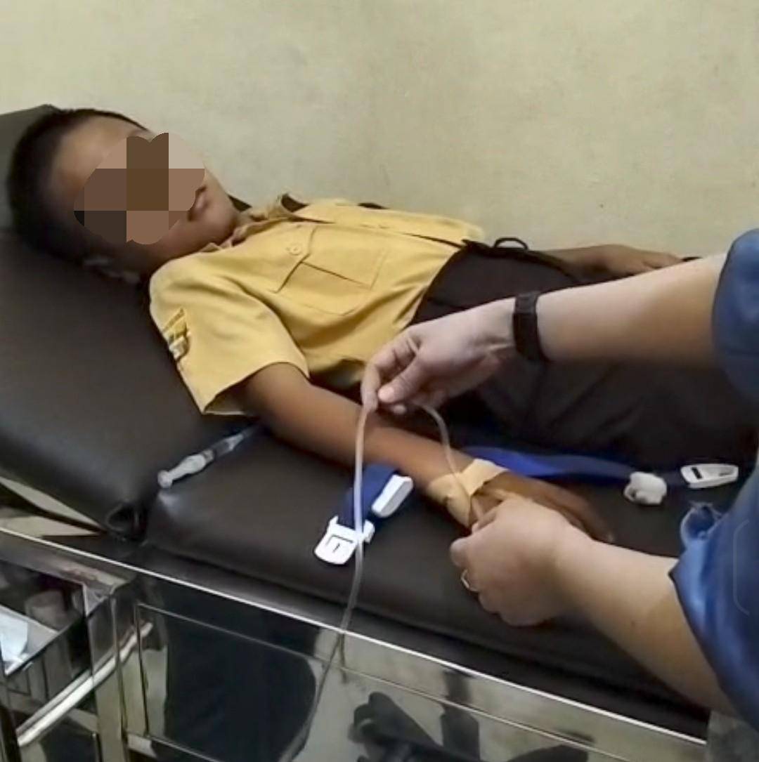 Siswa SD Mangun Jaya Muba saat dirawat usai mengalami gejala mual muntah saat mengkonsumsi MBG. (Dok. Warga)