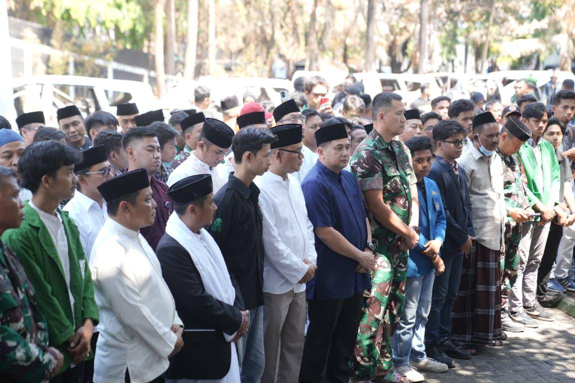 Pemkot Makassar menggelar salat ghaib di depan gedung DPRD Makassar untuk mendoakan korban meninggal dalam kerusuhan, Jumat (5/92/205). Dok. Humas Pemkot Makassar