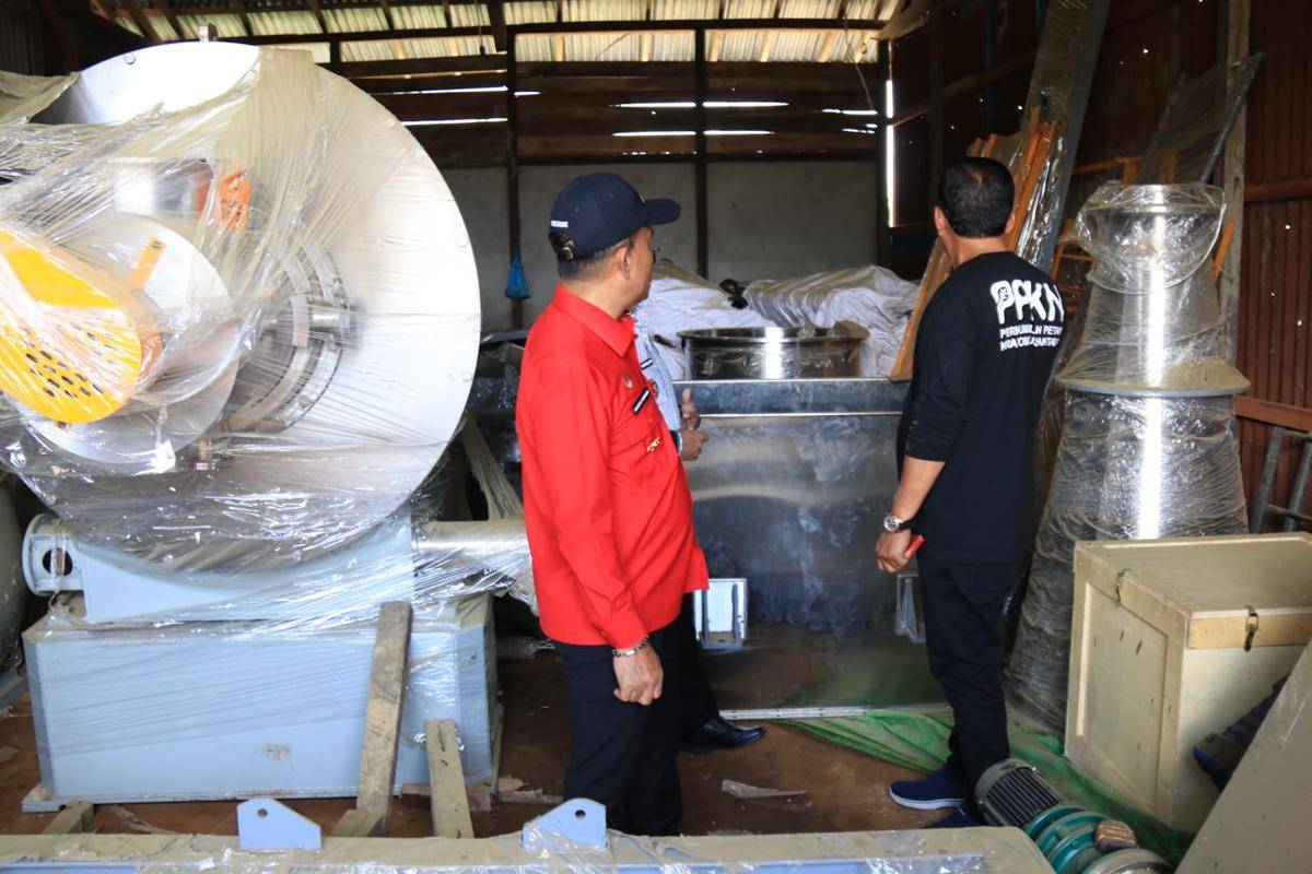 Wagub Kalbar saat memantau mesin produksi kratom