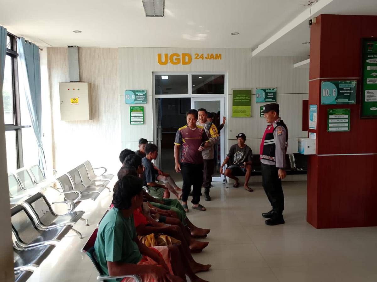 Enam ABK KLM Karya Ilahi yang berhasil diselamatkan di Perairan Bayan, Lombok Utara, NTB