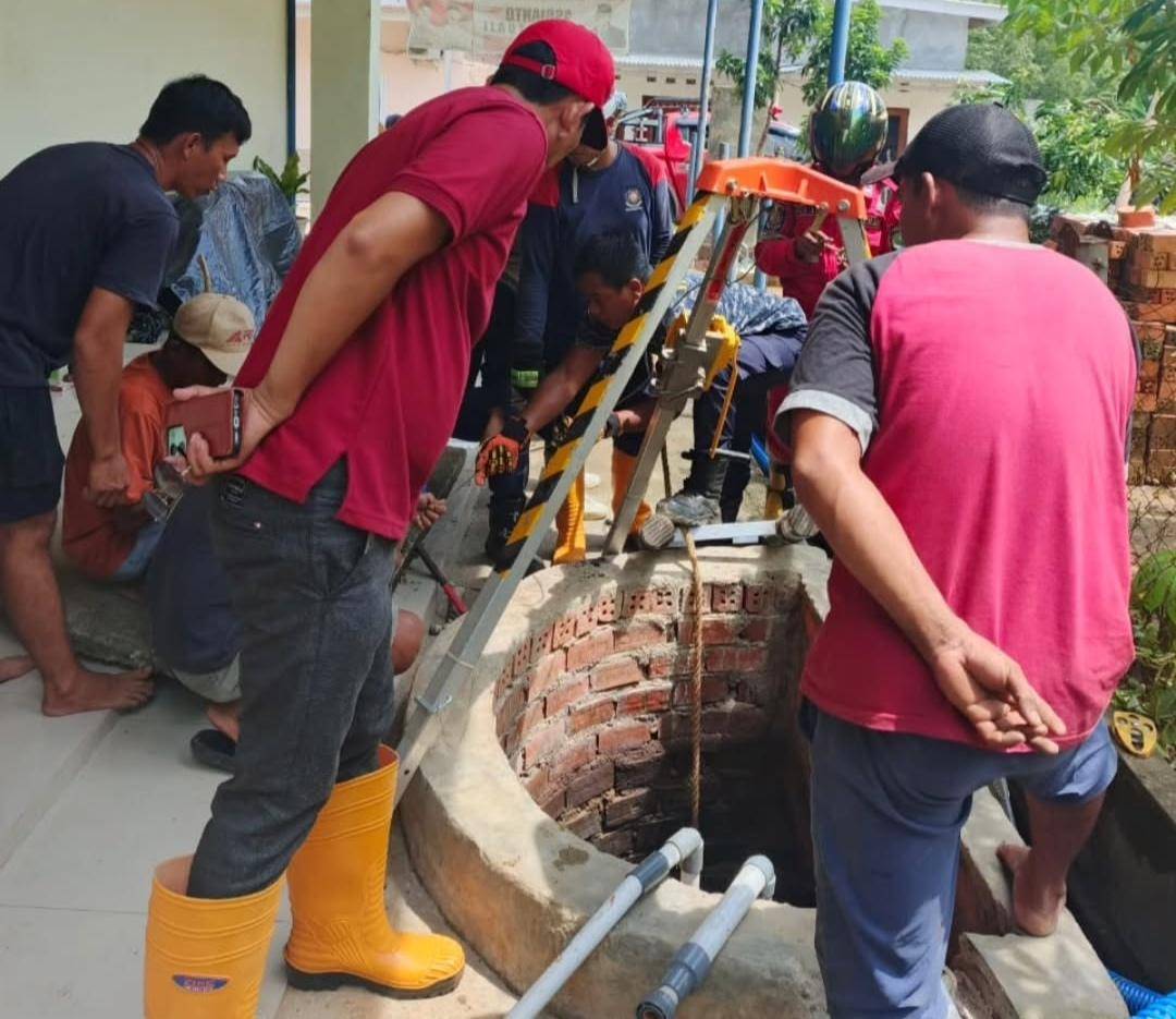 Proses evakuasi dua penggali sumur yang pingsan di PALI. (Dok. Damkar PALI)