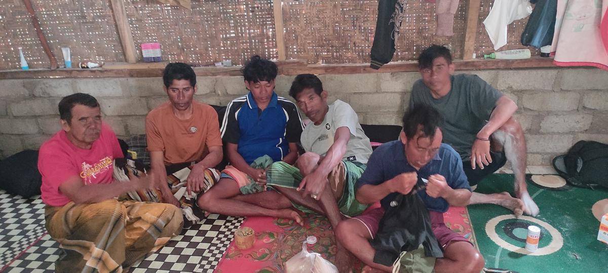 Enam ABK KLM Karya Ilahi yang berhasil diselamatkan di Perairan Bayan, Lombok Utara