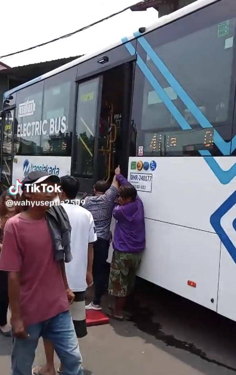 (www.tiktok.com/@wahyuseptia2509)