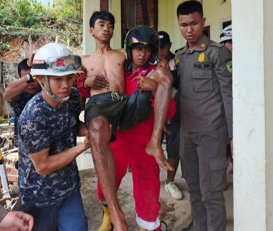 Proses evakuasi dua penggali sumur yang pingsan di PALI. (Dok. Damkar PALI)