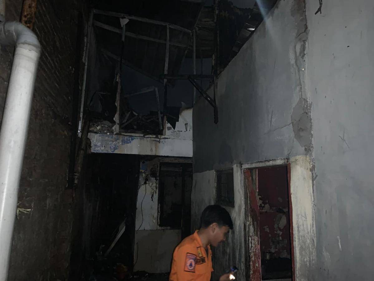 Kebakaran hanguskan tujuh rumah di Jalan Cenderawasih, Kecamatan Mamajang, Makassar, Jumat dini hari (5/9/2025). (Dok. Istimewa)